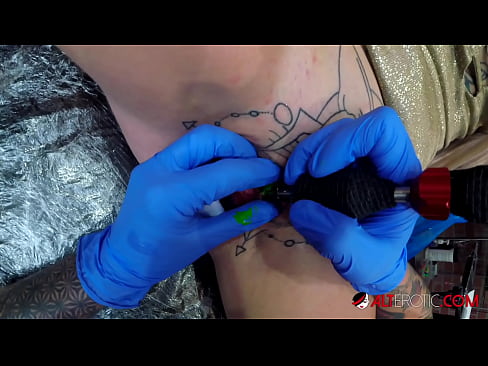 ❤️ Sully Savage, hottie estremamente tatuata, hà fattu un tatuatu nantu à u clitoris ️❌ Pornografia dura à porn co.porngameshub.ru ﹏